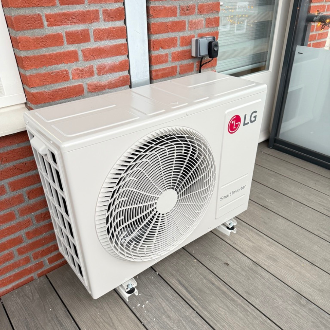 Moderne airco geïnstalleerd in een woonkamer